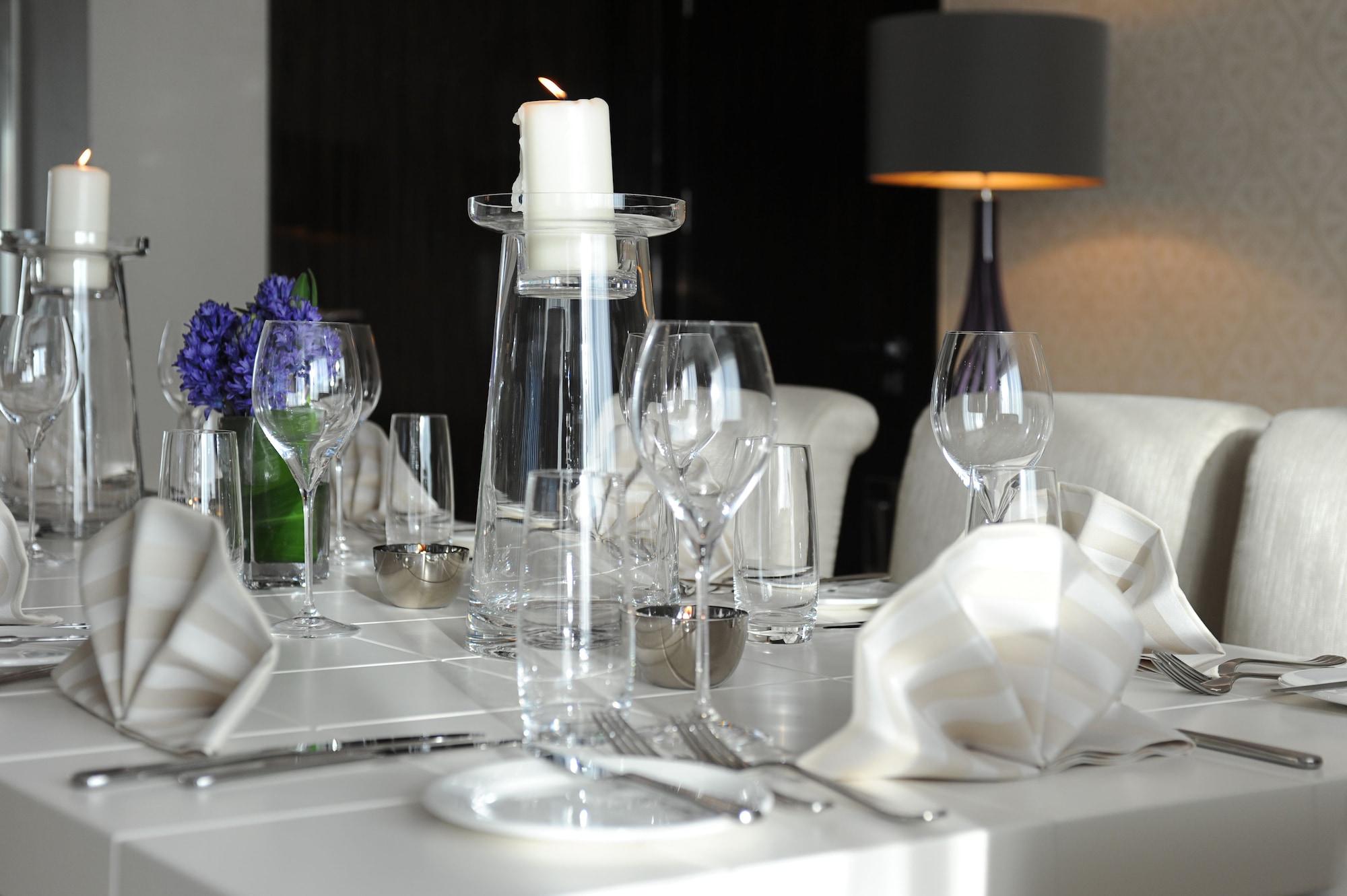 Millennium Al Rawdah Hotel Abu Dhabi Esterno foto A table setting at the restaurant