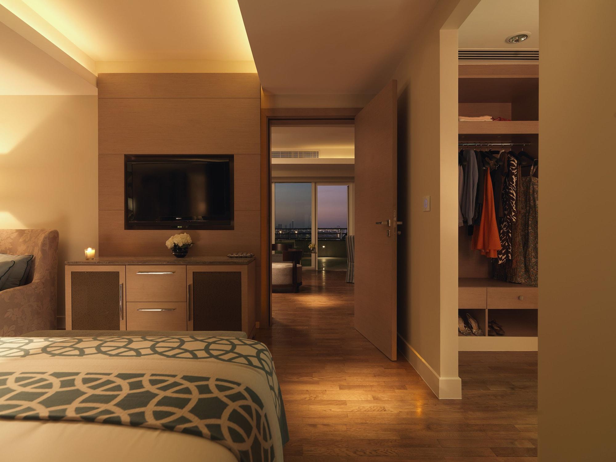 Millennium Al Rawdah Hotel Abu Dhabi Esterno foto A room at the Mandarin Oriental Hong Kong