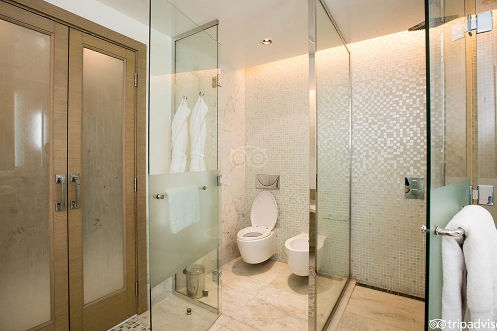 Millennium Al Rawdah Hotel Abu Dhabi Esterno foto A bathroom at the hotel