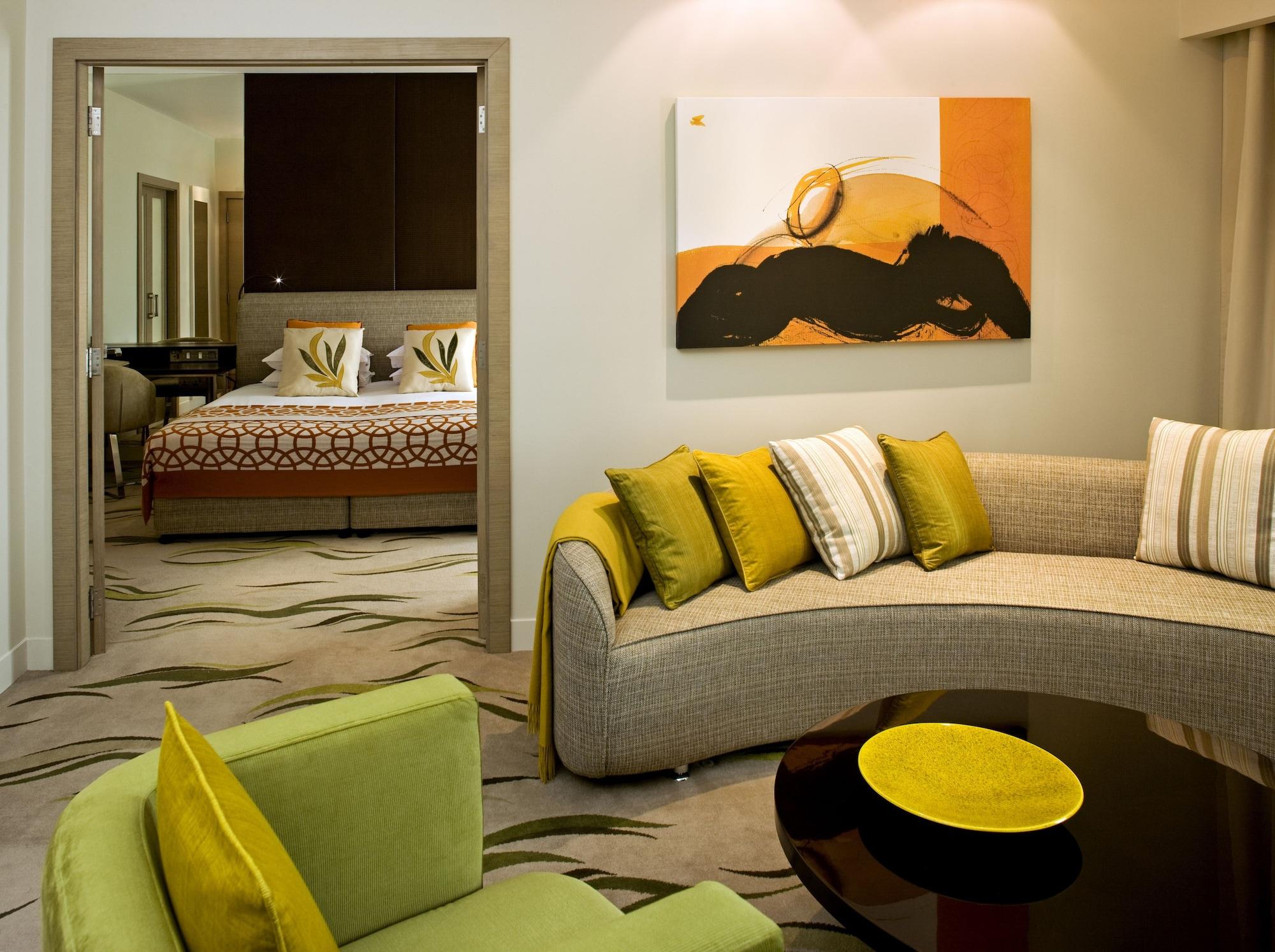 Millennium Al Rawdah Hotel Abu Dhabi Esterno foto A suite at the Mandarin Oriental, Hong Kong