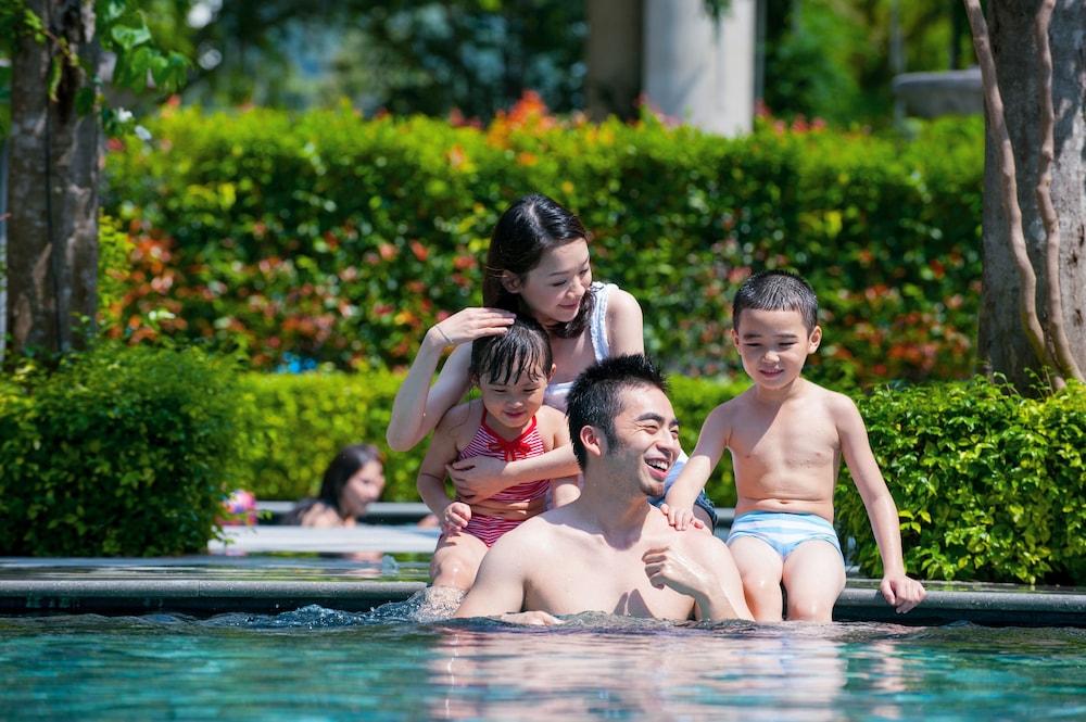 Millennium Al Rawdah Hotel Abu Dhabi Esterno foto Family at the pool