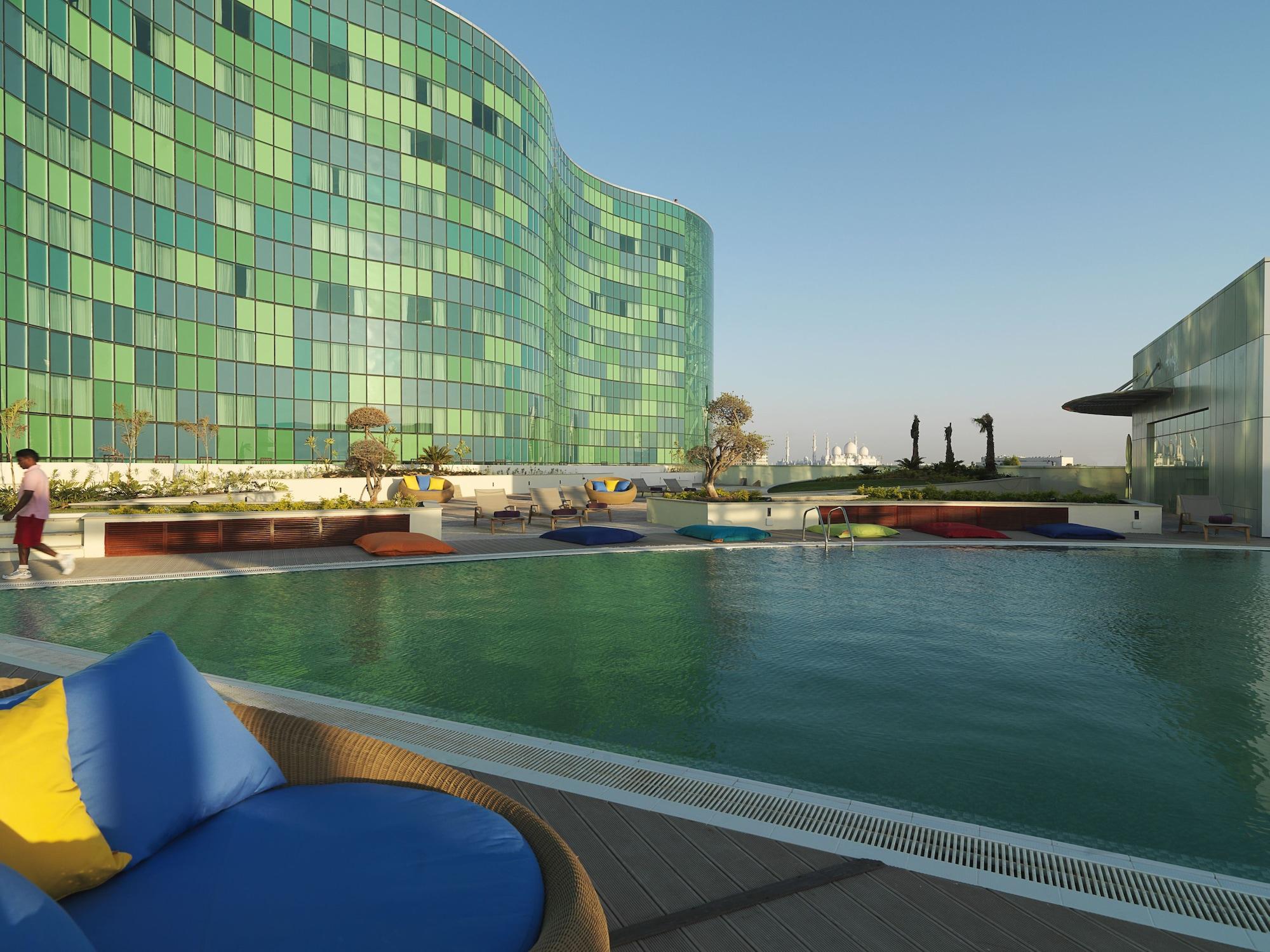 Millennium Al Rawdah Hotel Abu Dhabi Esterno foto The pool at the hotel