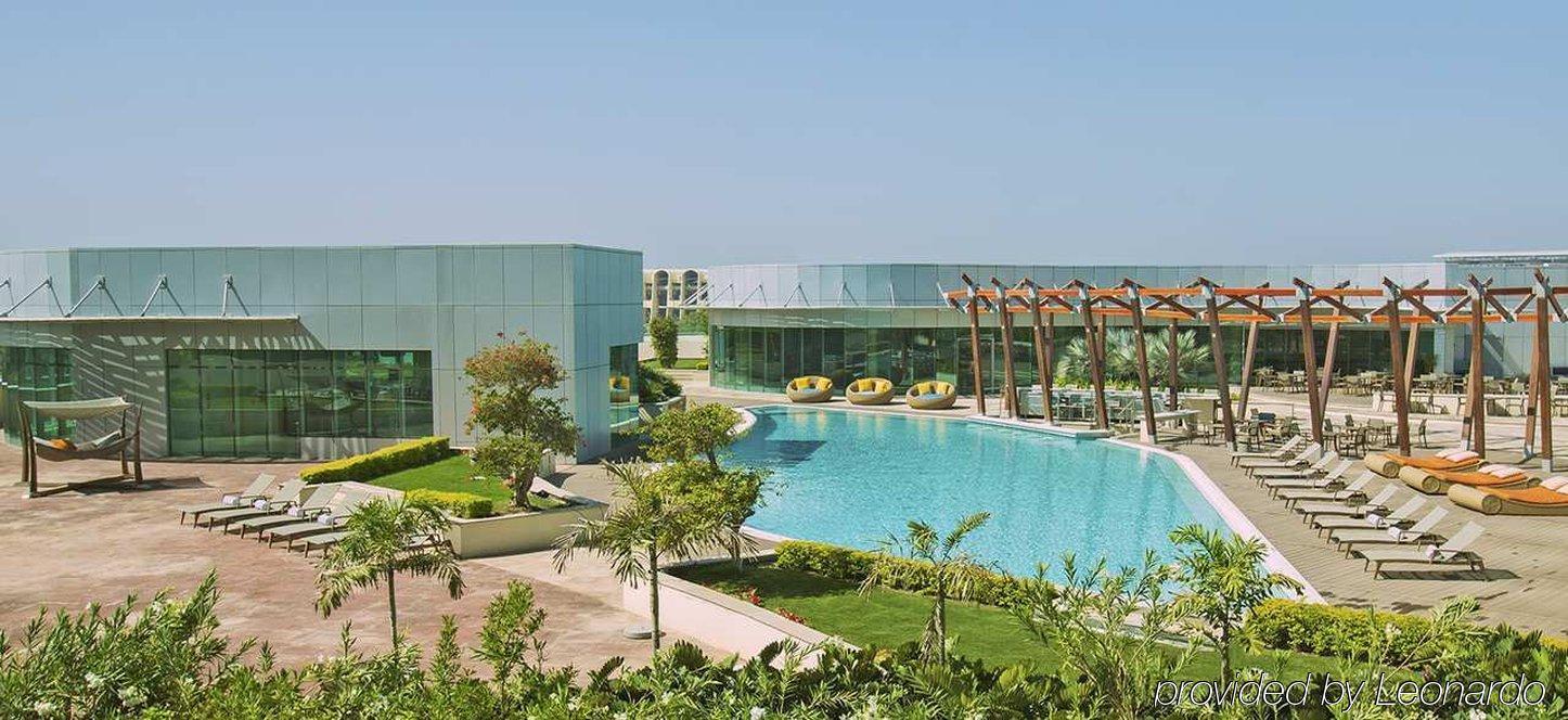 Millennium Al Rawdah Hotel Abu Dhabi Esterno foto The hotel pool