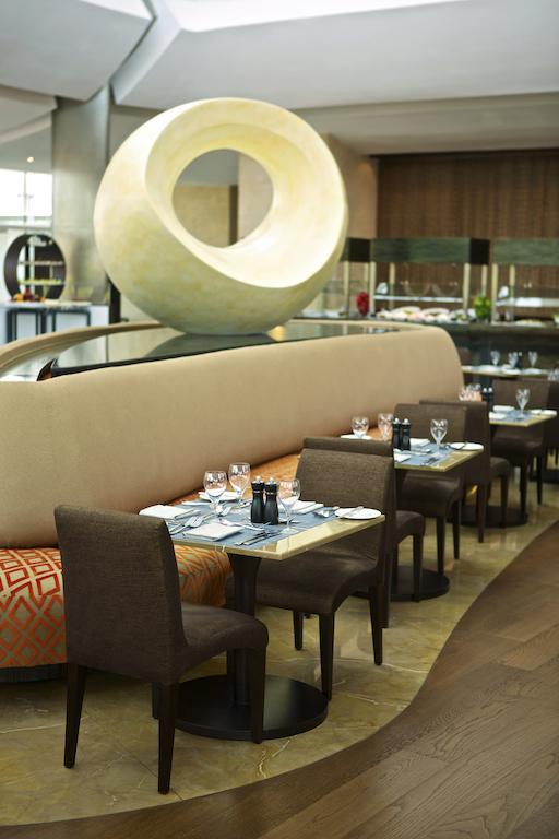 Millennium Al Rawdah Hotel Abu Dhabi Esterno foto The restaurant's interior
