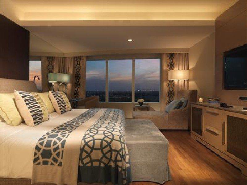 Millennium Al Rawdah Hotel Abu Dhabi Esterno foto A room at the hotel