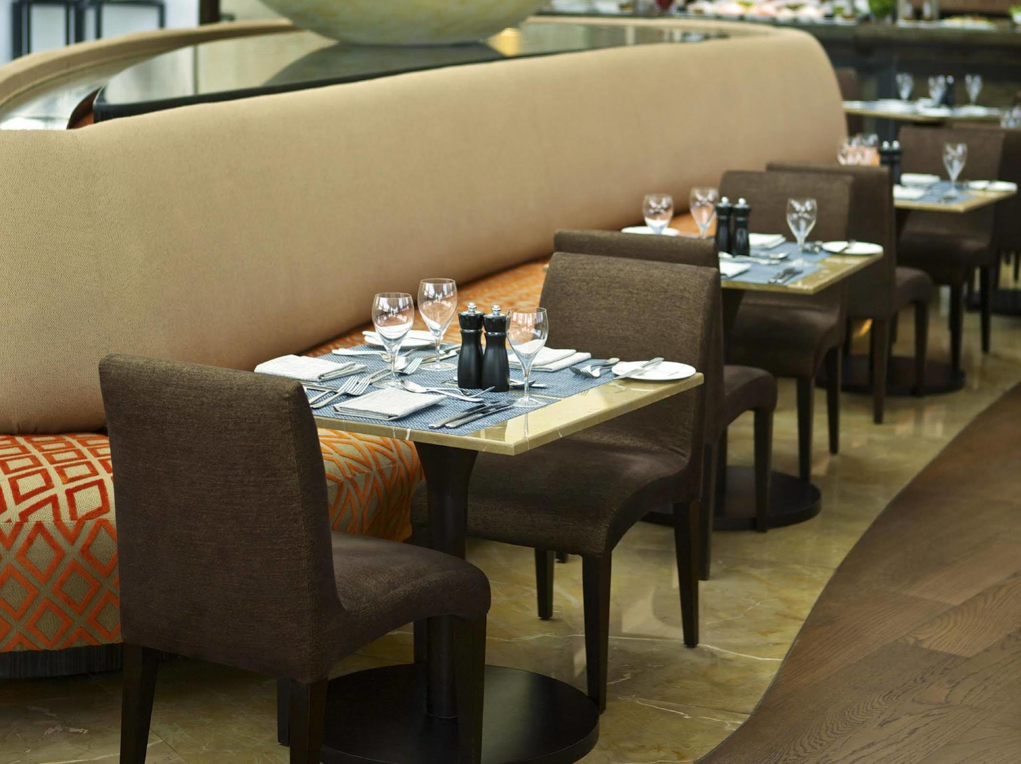Millennium Al Rawdah Hotel Abu Dhabi Esterno foto The restaurant's interior