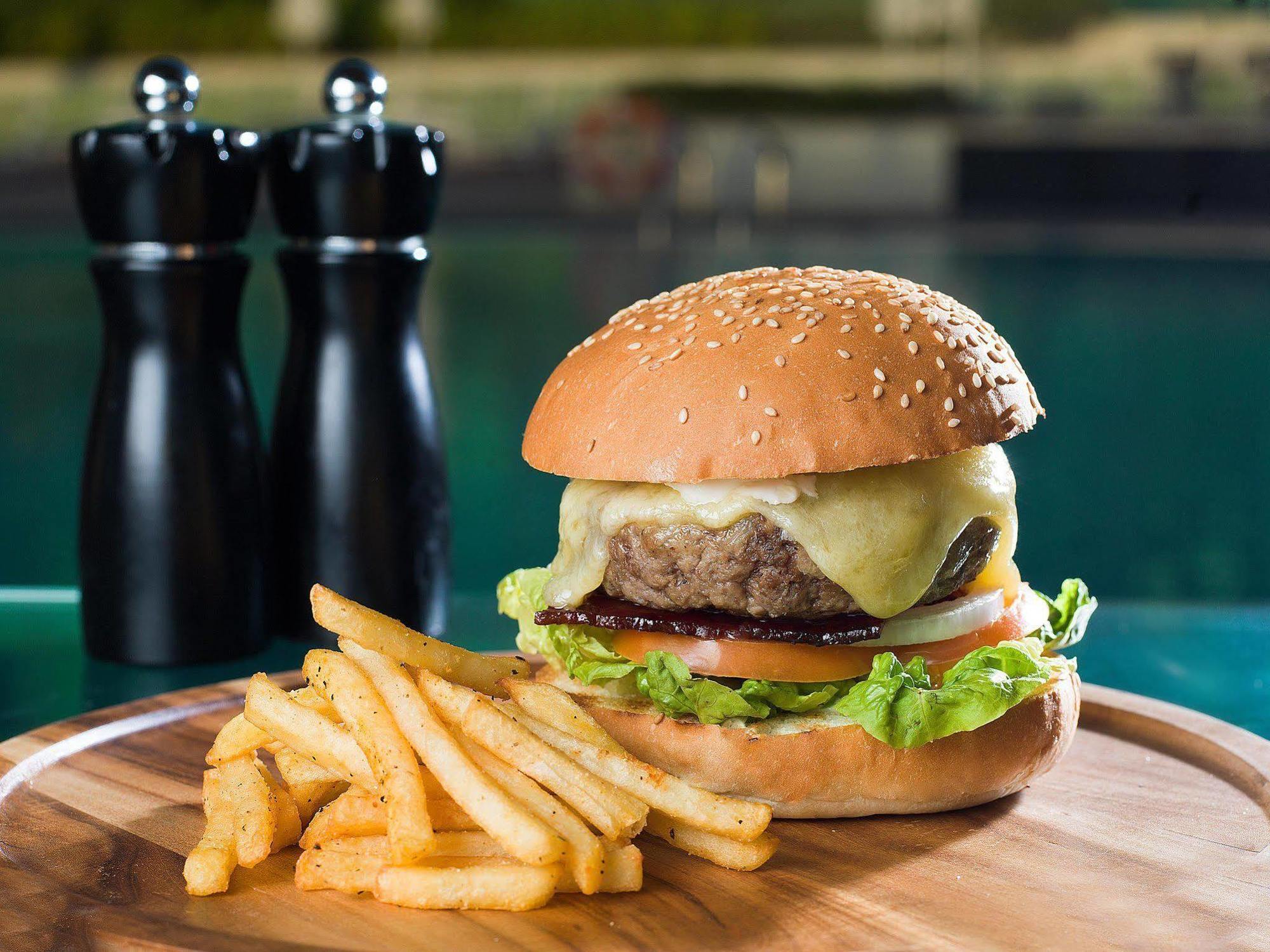 Millennium Al Rawdah Hotel Abu Dhabi Esterno foto A cheeseburger with chips
