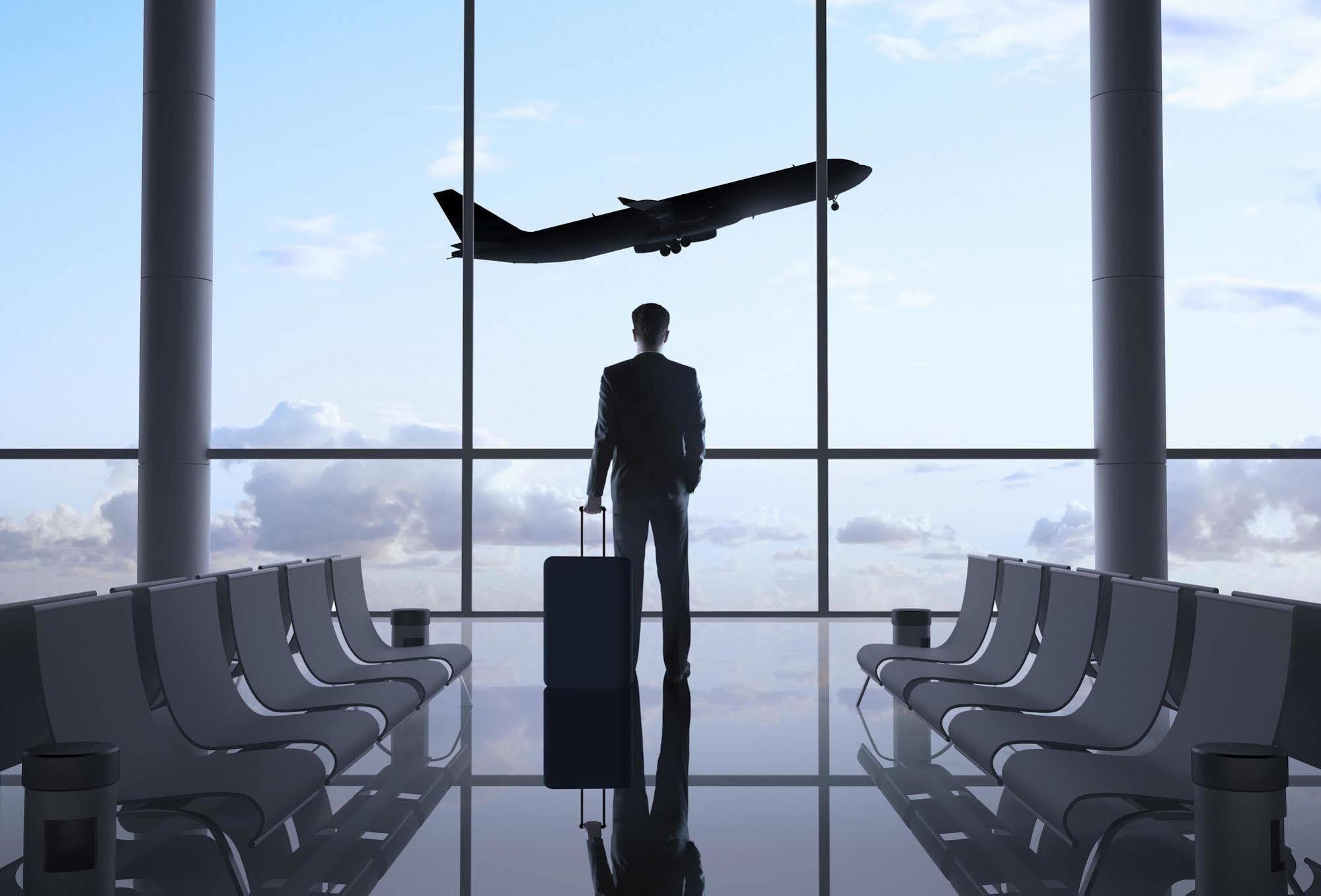 Millennium Al Rawdah Hotel Abu Dhabi Esterno foto A man waiting for a flight at the airport