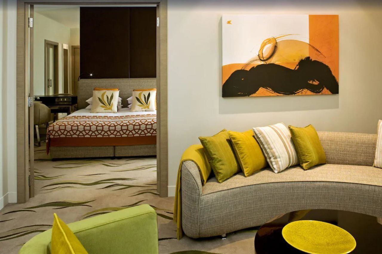 Millennium Al Rawdah Hotel Abu Dhabi Esterno foto A suite at the Mandarin Oriental, Hong Kong